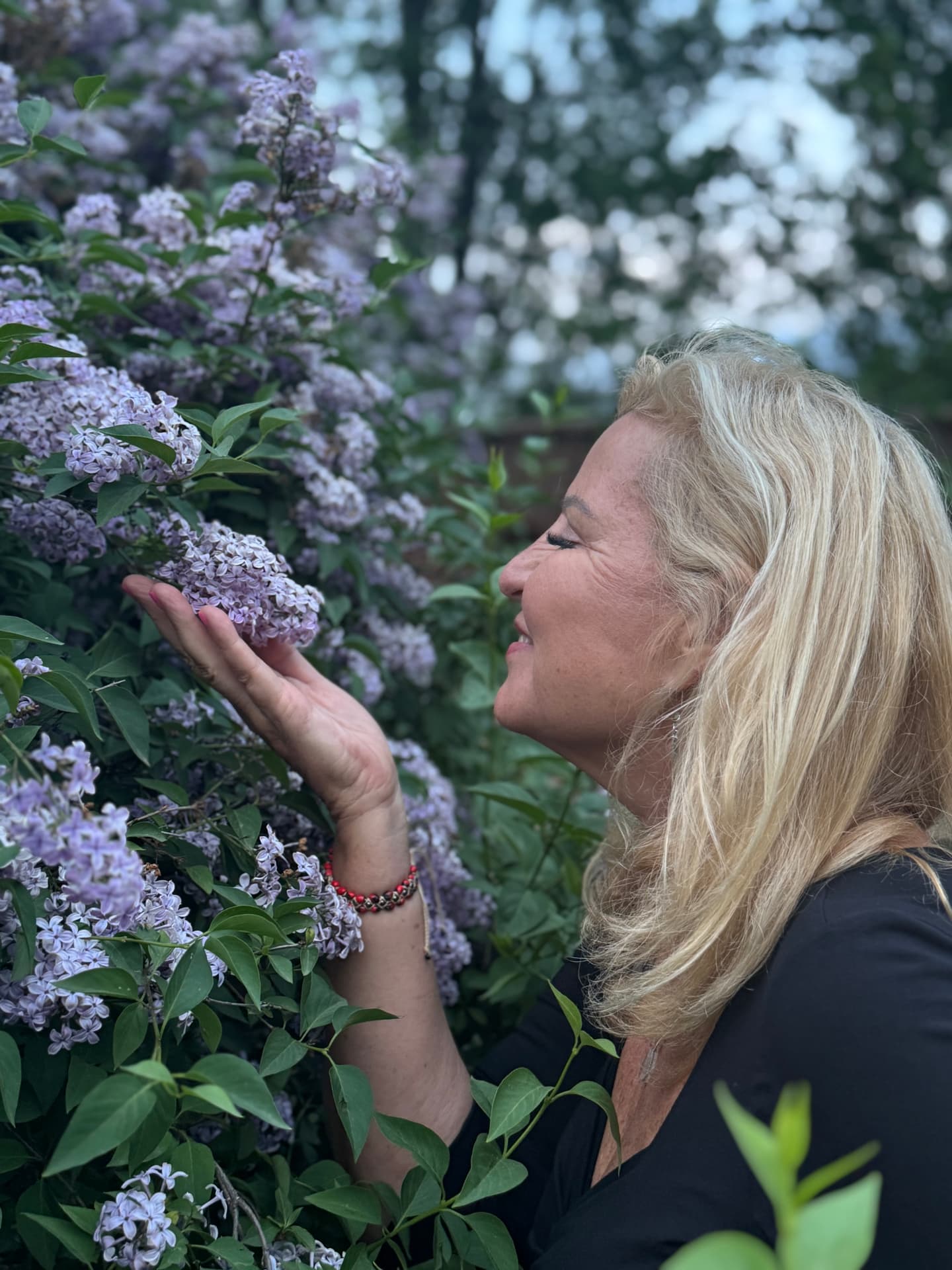 Aneta Benediktová v zeleni šeříku